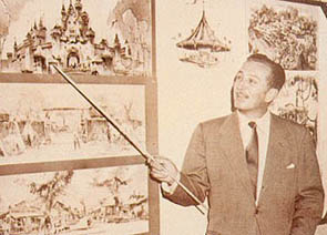 Walt Disney devant les dessins prparatoires de Disneyland